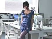 Secretaria de oficina modelo china vestido de lencería azul se burla