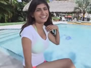 Mia Khalifa follada polla grande blanco en junto a la piscina